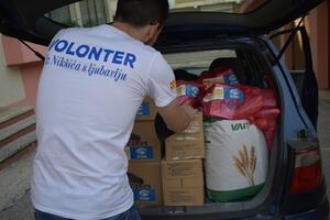 Članovi volonterskog kluba "Alfa centar" uručili pakete pomoći za...
