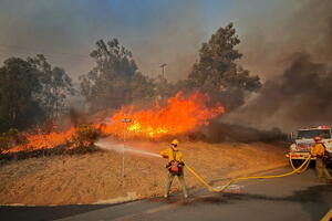 Šumski požar na jugu Kalifornije, ugroženo oko 100 domaćinstava