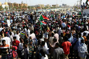 Sudan: Uhapšen premijer, proglašeno vanredno stanje, demonstranti...