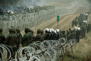Napeto na granici: Grupa migranata probila ogradu i ušla iz...