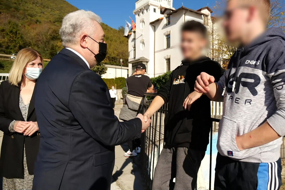 Krivokapić tokom posjete Domu "Mladost" u Bijeloj, Foto: Vlada Crne Gore