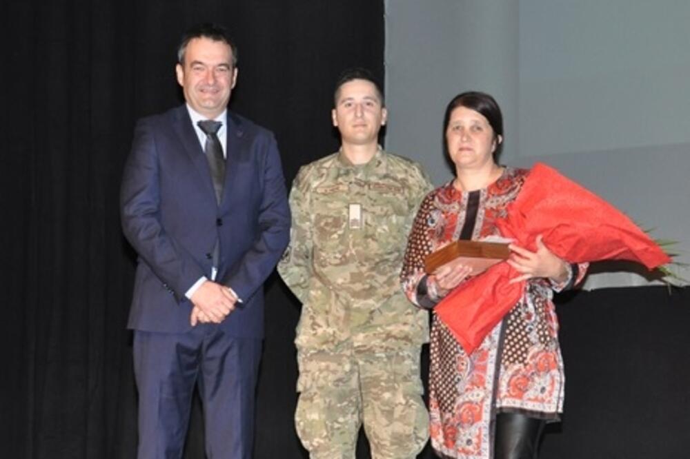 Predsjednik Opštine sa nagrađenima, Foto: Opština