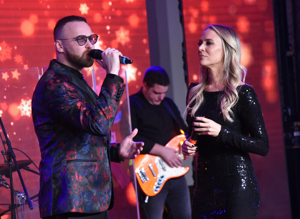 <p>Novogodišnji program Televizije Vijesti snimljen juče u produkciji MIKA PROART, učestvovalo skoro 50 crnogorskih izvođača, a publika će uživati u četiri sata programa kroz koji će ih voditi Danijel Alibabić</p>