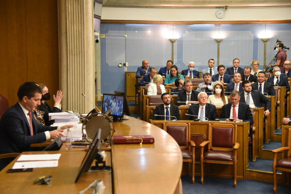 Tvrdili da imaju 41 glas za smjenu Vlade: Poslanički klub DPS-a, Foto: Savo Prelević