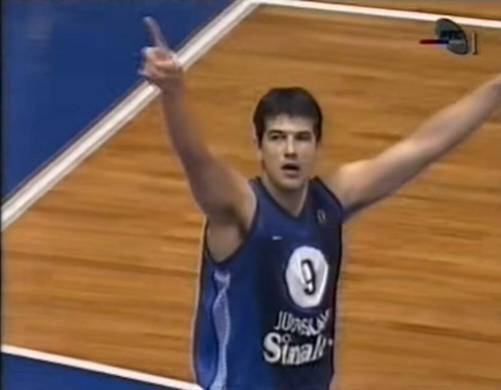 Šćepanović nakon zakucavanja proslavlja titulu u Turskoj 2001. godine