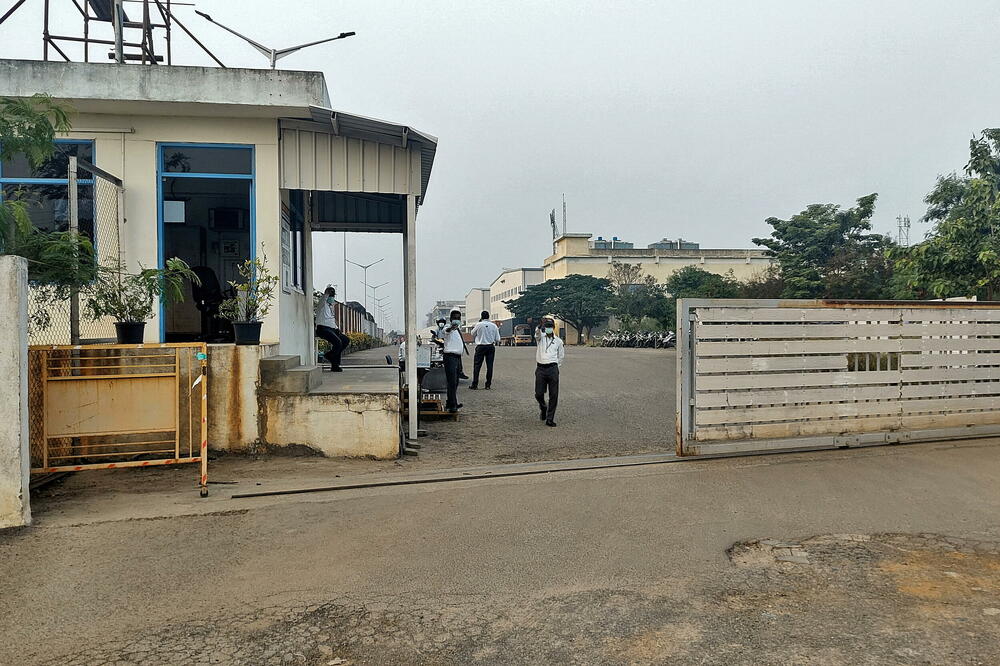 Privatno obezbjeđenje na ulazu zatvorene Fokskon fabrike u Indij, Foto: Rojters