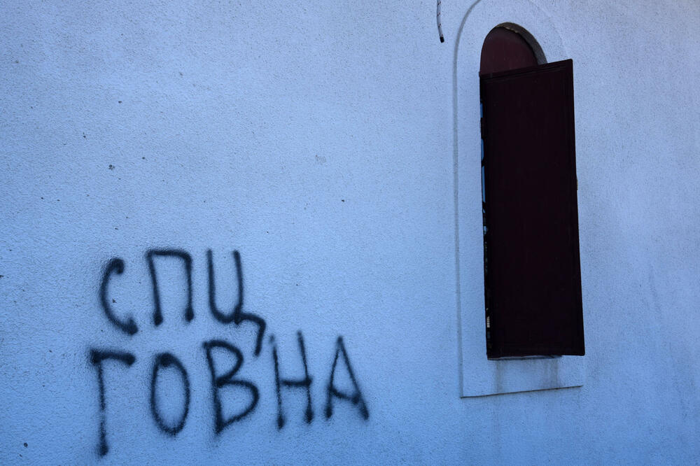 Uvredljivi grafit na crkvi, Foto: Boris Pejović