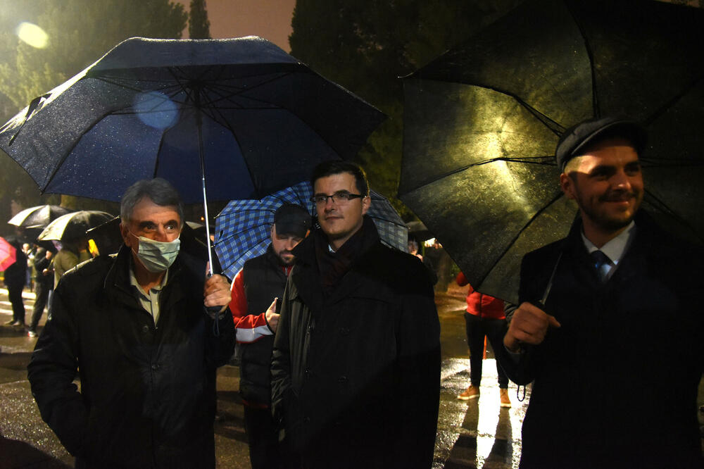 Funkcioneri Demokrata sinoć na protestu podrške Vladi u Podgorici