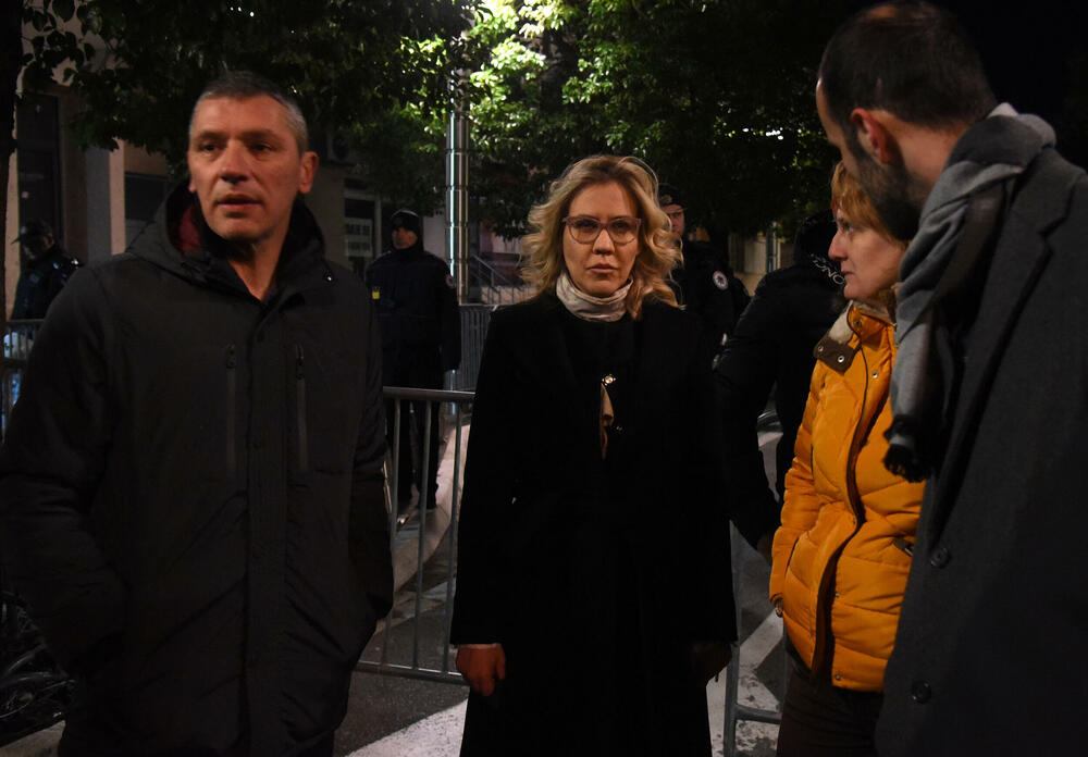 <p>Dok se Spajić obraćao novinarima, građani su skandirali "osnivajte partiju"</p>