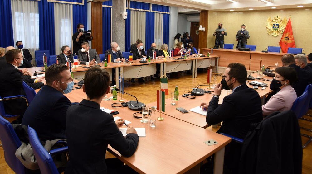 <p>Ambasadori su na sastanku sa predstavnicima parlamnetarne opozicije poručili da je ključ države - stabilnost, a da podržavaju sve one koji žele da kroz dijalog i dogovor riešavaju sve probleme, saopšteno je iz SDP-a.</p>