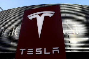 Tesla povlači više od 800.000 vozila u SAD