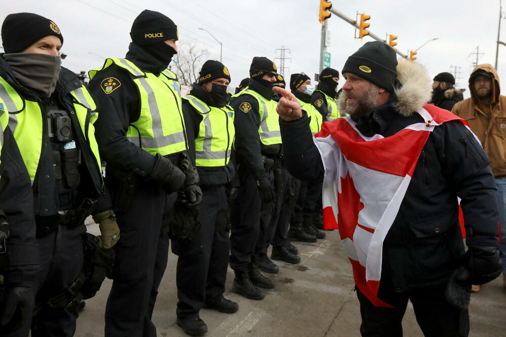 Kanadska policija je tokom vikenda uklonila barikade sa mosta Ambasador, Foto: Rojters