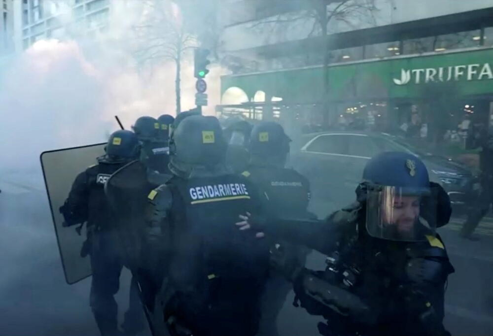 Policija je protiv demonstranata u Parizu upotrijebila suzavac