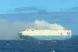 U blizini Portugala se zapalio brod koji je prevozio automobile...