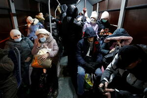 Prvi autobusi sa ljudima evakuisanim sa istoka Ukrajine stigli u...