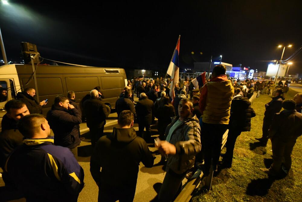 <p>Demokratski front (DF) večeras je organizovao akciju "Blokadom protiv izdaje" kojom je bilo blokirano 17 saobraćajnica u 15 crnogorskih gradova</p>