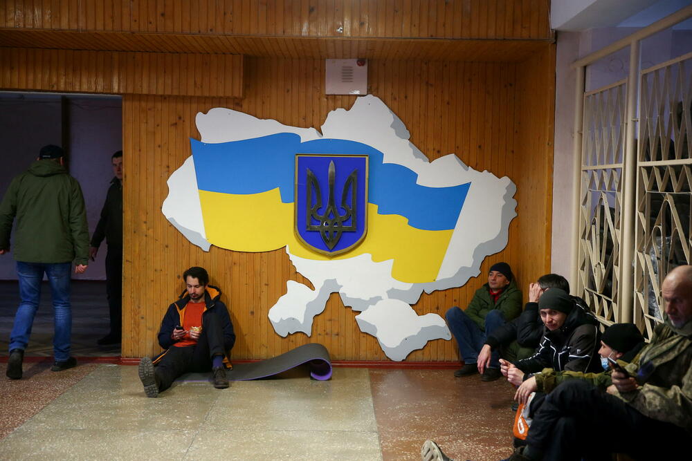 Dobrovoljci čekaju u regrutnom centru u Kijevu