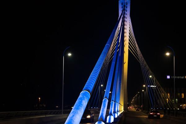 Most Milenijum u bojama Ukrajine