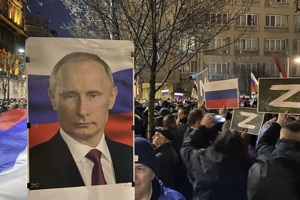 Prisutni na protestu podrške Rusiji u Beogradu nosili su transparente sa slovom „Z", ruske zastave i fotografije Vladimira Putina, Foto: BBC/ Slobodan Maricic