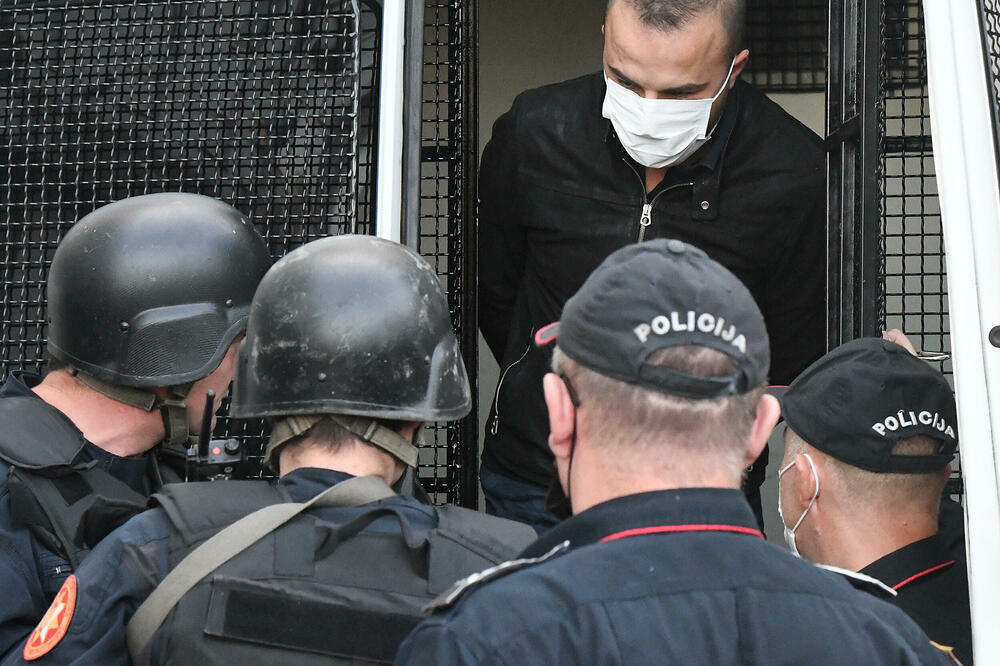 Sprovođenje Đokaja u tužilaštvo nakon hapšenja, Foto: Savo Prelević