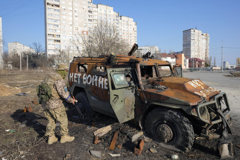 Ukrajinski vojnik pored uništenog ruskog borbenog vozila u Harkovu, Foto: Efrem Lukatsky