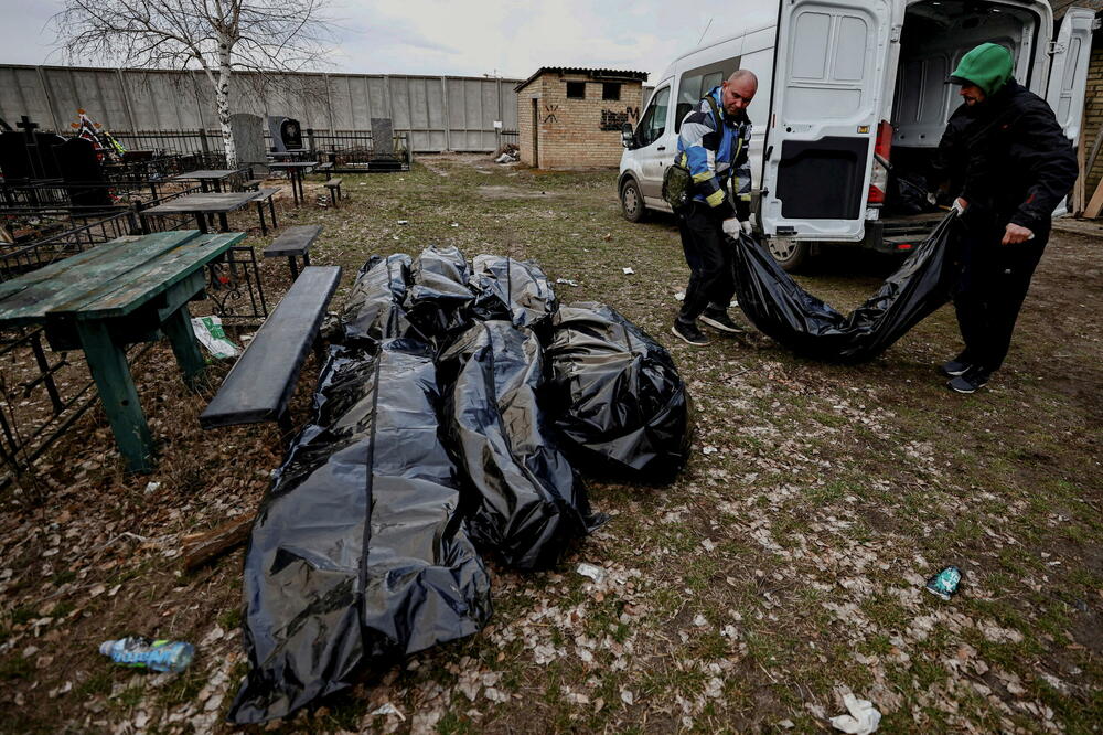 Dobrovoljci sklanjaju tijela civila za koje stanovnici Buče tvrde da su ih ubili ruski vojnici, Foto: REUTERS
