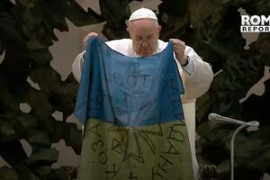 Papa Franjo poljubio ukrajinsku zastavu donijetu iz Buče