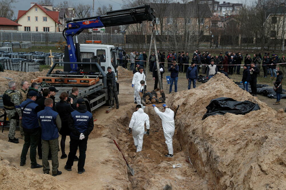 Ekshumacija tijela civila iz masovne grobnice u Buči, Foto: VALENTYN OGIRENKO
