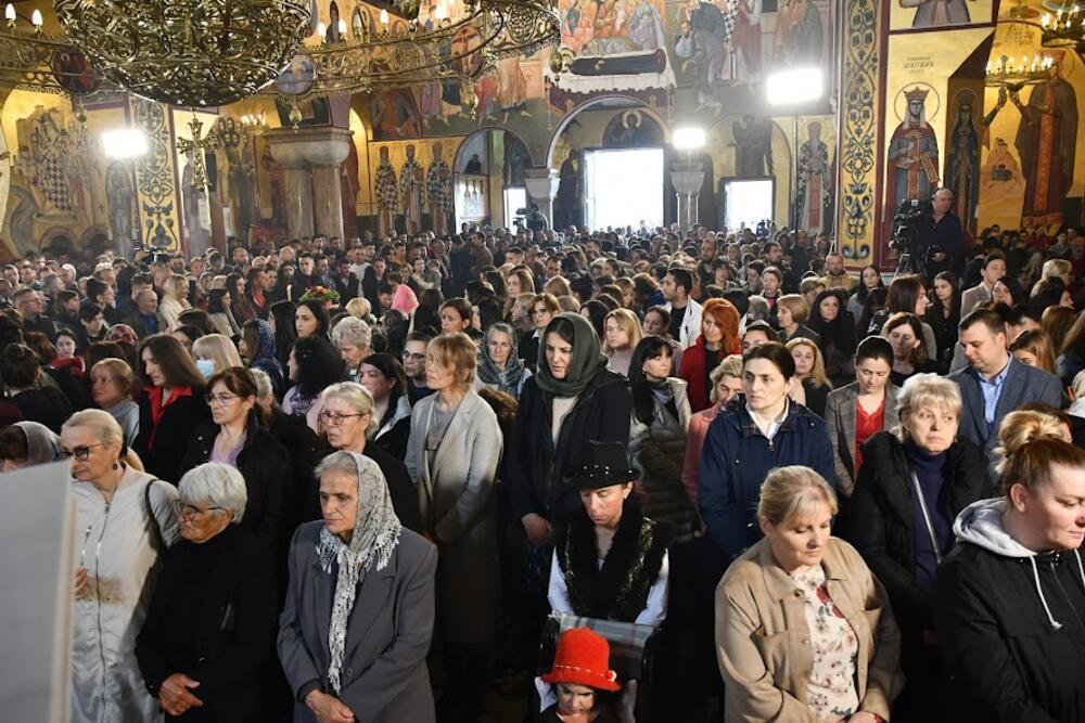 <p>U hramu Hristovog Vaskrsenja u Podgorici jutros je održana vaskršnja liturgija. Liturgiju je služio mitropolit crnogorsko primorski Joanikije</p>
