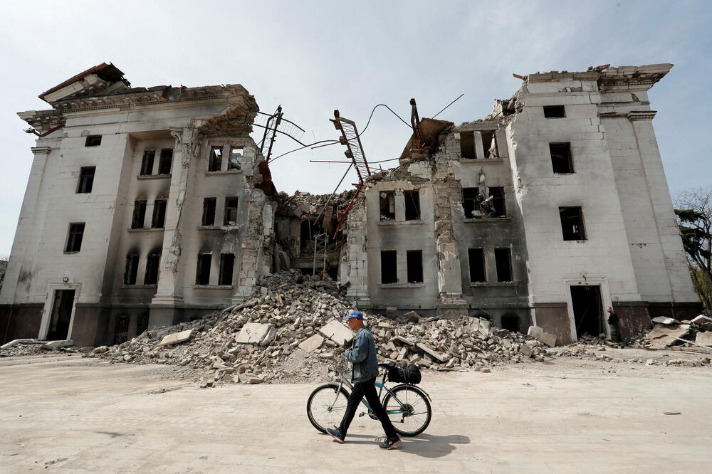 Jedan od uništenih objekata u Marijupolju, Foto: Reuters