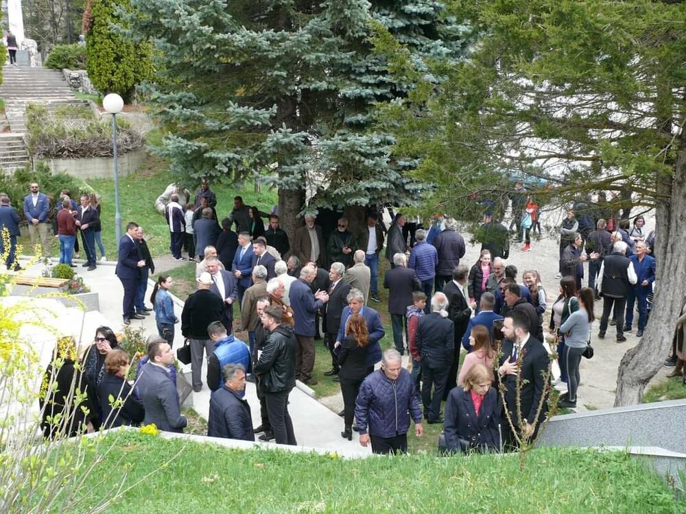 <p>Vijence i cvijeće na spomenik stradalima danas je položio i veliki broj građana Gornjeg Polimlja</p>