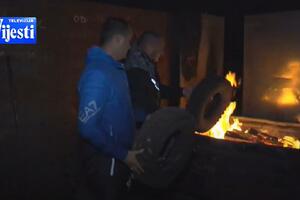 Radnici nikšićkog Metalca u mraku fabrike lože prvomajsku vatru:...