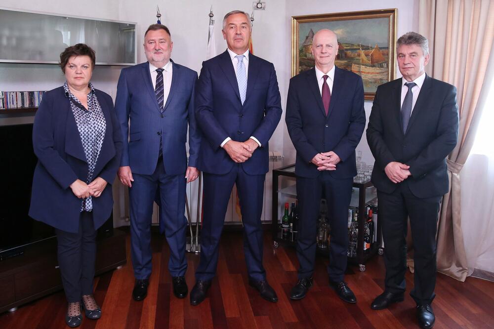 Đukanović (u sredini) sa ambasadorima, Foto: Tviter