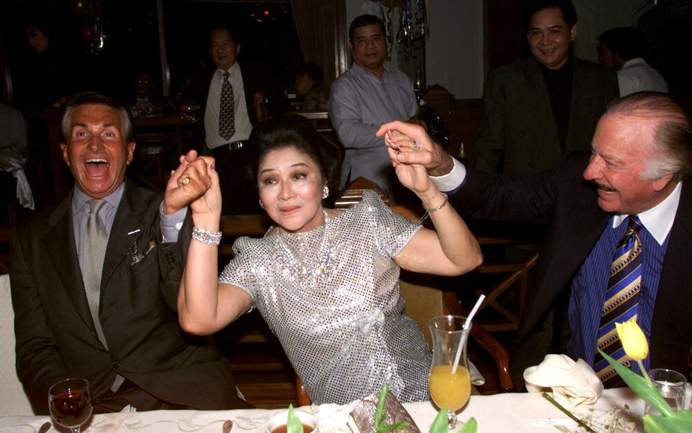 Holivudski glumac Džordž Hamilton i advokat Džejms Lin sa Imeldom Markos na proslavi njenog 70. rođendana 1. jula 1999. u Manili