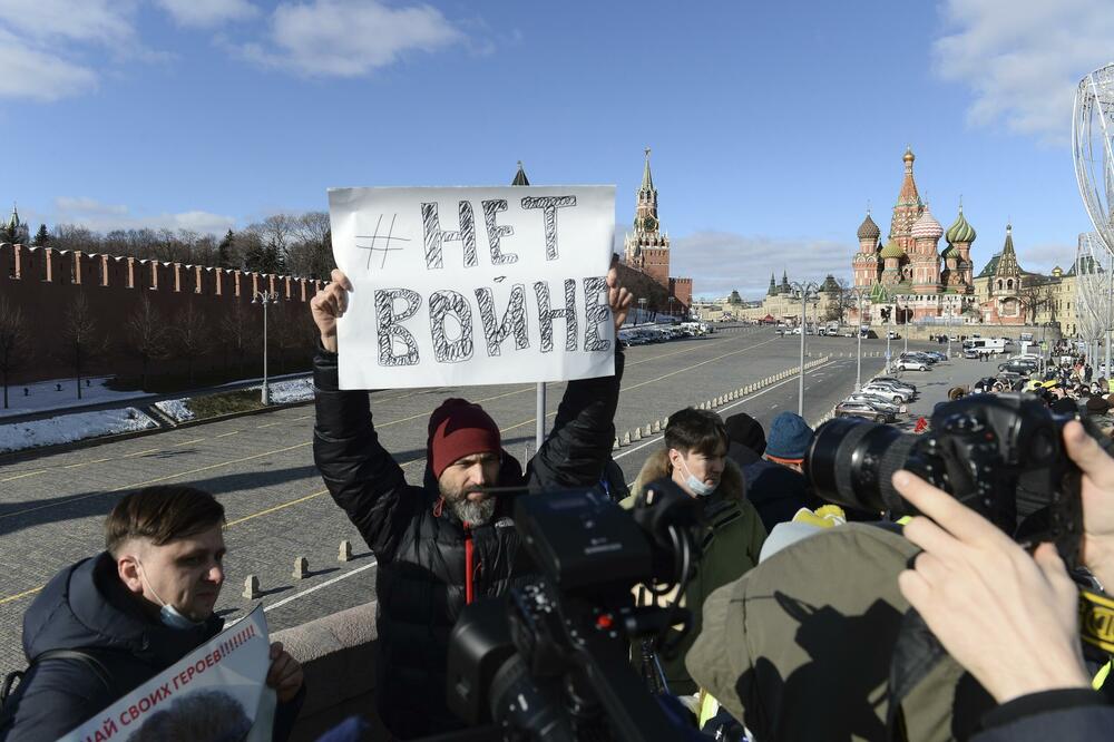 Muškarac sa transparentom “Ne rat” kod mjesta gdje je ubijen opozicioni lider Boris Njemcov u Moskvi 