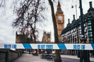 Londonska policija istražuje sumnjivi paket u blizini britanskog...