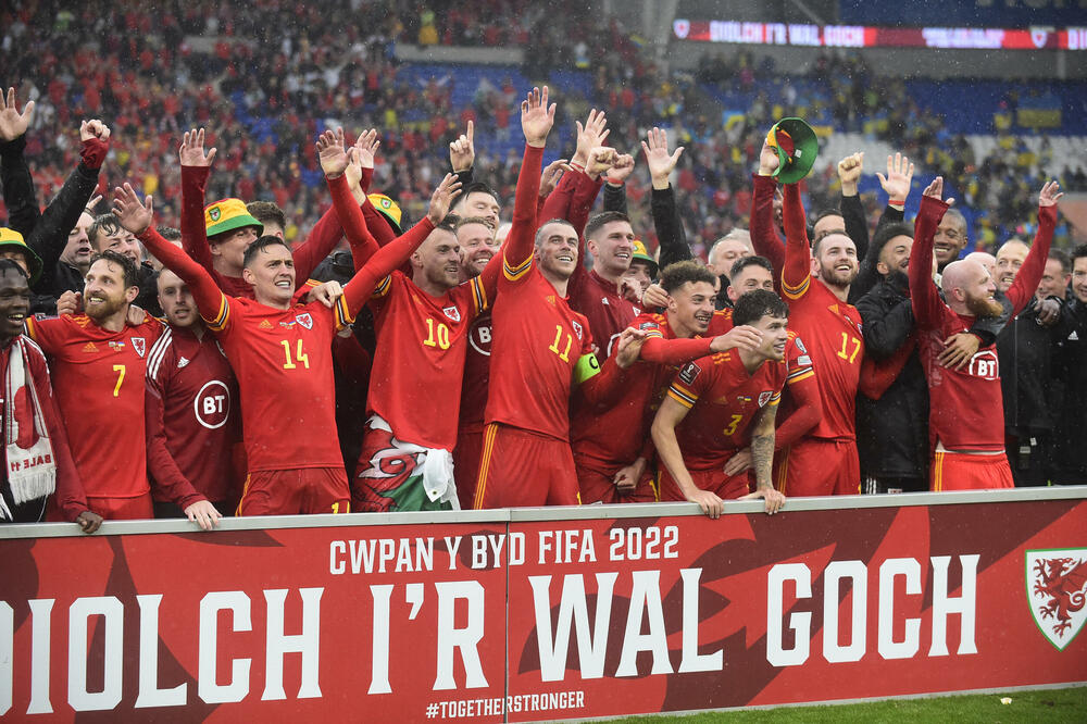 Slavlje fudbalera Velsa nakon plasmana na Svjetsko prvenstvo uz natpis na velškom jeziku - Hvala crvenom zidu, Foto: Reuters