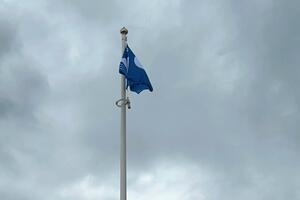 Prva Plava zastavica podignuta na plaži u Ulcinju