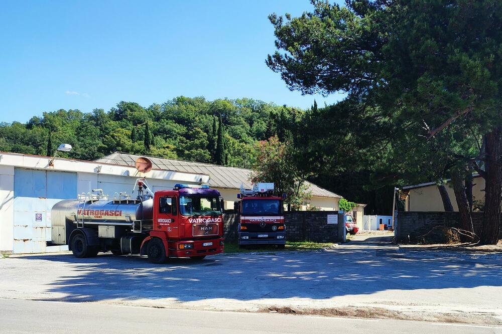 Vatrogasni kamioni na novoj lokaciji na Opatovu, Foto: Siniša Luković