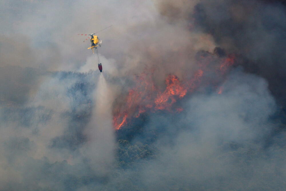 Helikopter pokušava da ugasi ogromni šumski požar u Španiji, Foto: Reuters