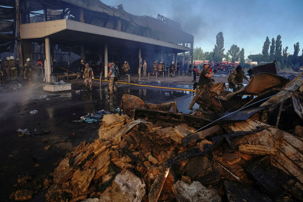 Detalj nakon ruskog napada na Kremenčuk, Foto: Reuters