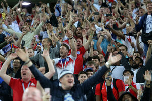 Engleska vraća tribine za stajanje na fudbalskim stadionima