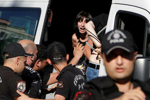 VIDEO Policija prekinula Prajd šetnju u Ankari: Uhapšeno najmanje...