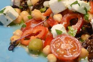 Mediteranska salata sa leblebijom: Idealna za tople dane