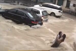 Olujna kiša u Kini: Preplavljeni putevi, zarobljeni autobusi i...