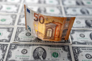 Dolar postao jači od eura