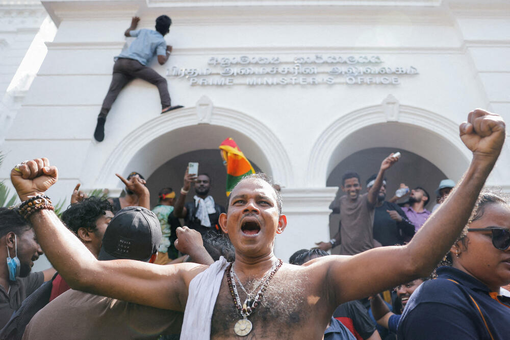 Demonstranti slave nakon ulaska u rezidenciju premijera Šri Lanke, Foto: Rojters