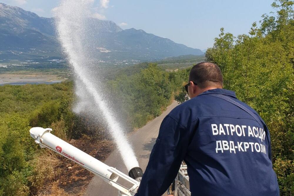 Vatrogasci na terenu u Tivtu, Foto: Siniša Luković
