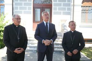 Đukanović: Doprinos barskih nadbiskupa da uživa izuzetno poštovanje