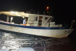 Evakuisali tri člana posade sa tivatske ribarice